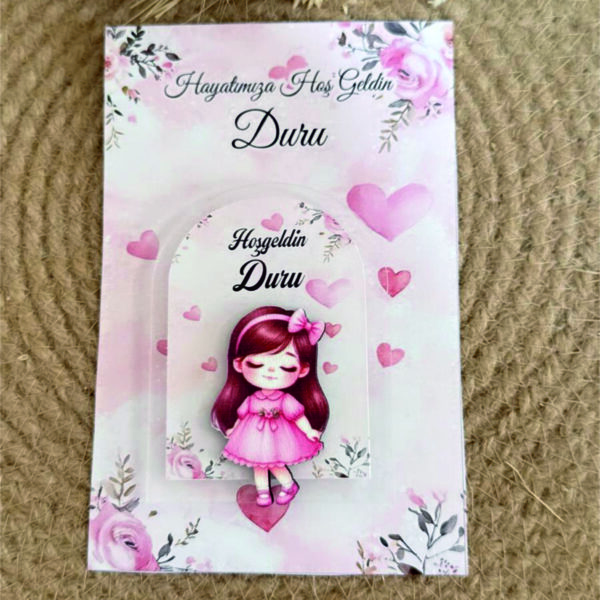 Kız Bebek Desenli Ahşap Kabartmalı Pleksi Magnet